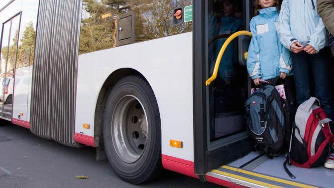 Unfall in Nordrhein-Westfalen: In Dortmund kracht ein Schulbus gegen eine Hauswand. Die Polizei ermittelt derzeit, wie es dazu gekommen ist.  Symbolbild: Jan Potente/ADAC/dpa
