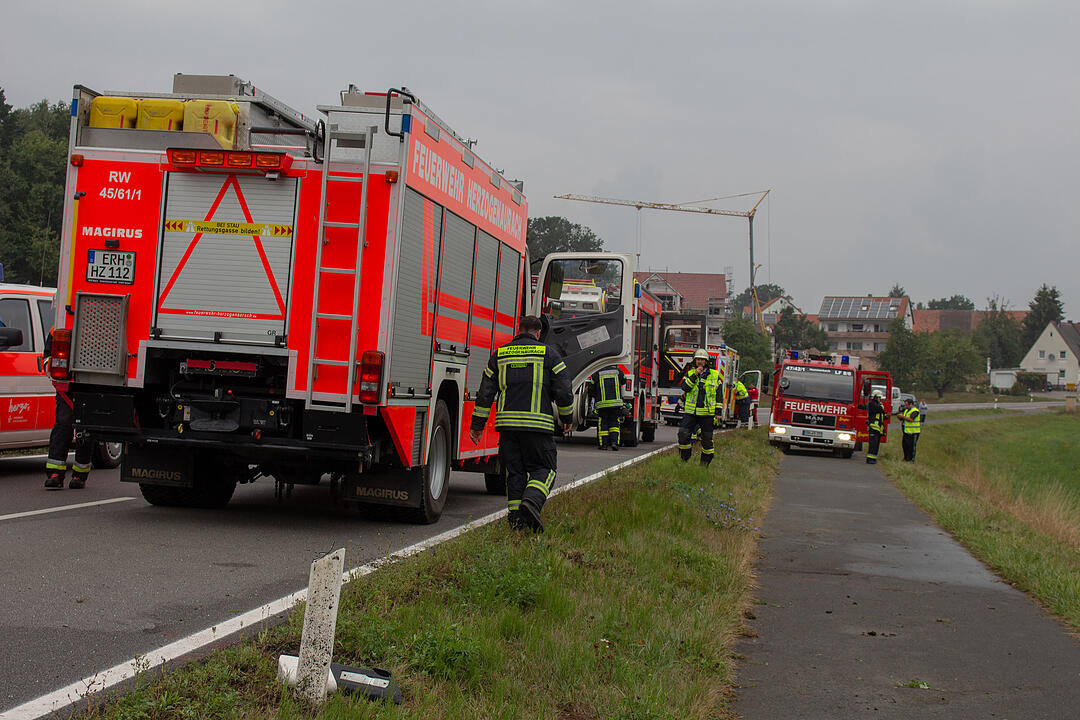 Bei Herzogenaurach: Auto überschlägt sich - Fahrer muss befreit werden