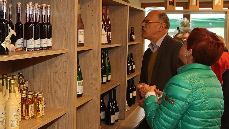 Blick in die Regale: Kreisrat Johannes Wegner (Grüne, Landkreis Bad Kissingen) schaute genau hin. Foto: Dieter Britz