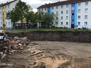 Baulücke in einem grünen Stadtteil: das ehemalige Eberth-Gelände. Hier enstehen drei Häuser mit 39 Wohnungen. 80 weitere sollen in den nächsten Jahren dazukommen.  Michael Wehner