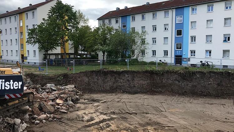 Baulücke in einem grünen Stadtteil: das ehemalige Eberth-Gelände. Hier enstehen drei Häuser mit 39 Wohnungen. 80 weitere sollen in den nächsten Jahren dazukommen.  Michael Wehner