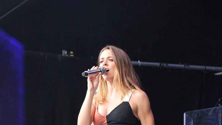 Vanessa Mai bei ihrem Konzert beim HUK-Coburg-Open-Air-Sommer im Tambacher Schlosshof.Oliver Schmidt