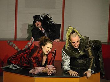 Tonya Fechter, Georg Schmiechen (hinten) und Benjamin Jorns in "Der satanarchäolügenialkohöllische Wunschpunsch". Sebastian Worch