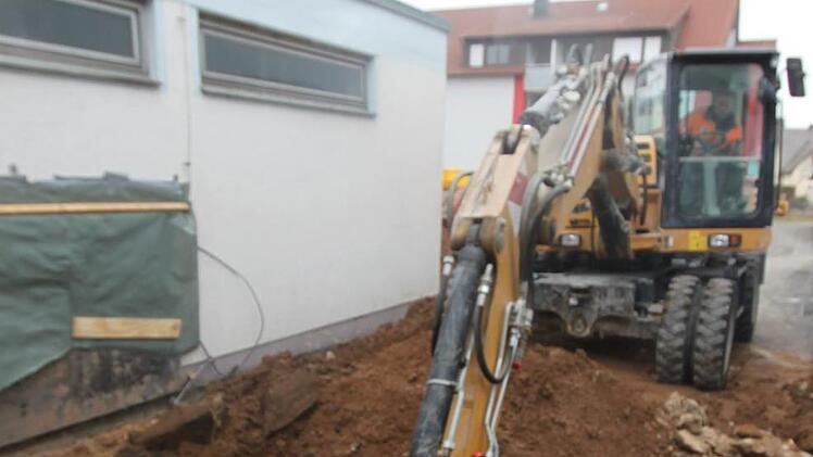 Außen wird hinter der Halle der Kanal erneuert. Foto: Ronald Heck