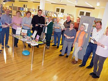 Der Teuschnitzer Stadtrat erhöhte den Förderzuschuss für die "Bibliothek im Alten Torhaus". Vor Ort überzeugte sich das Gremium von der hier geleisteten wertvollen Arbeit.  Heike Schülein