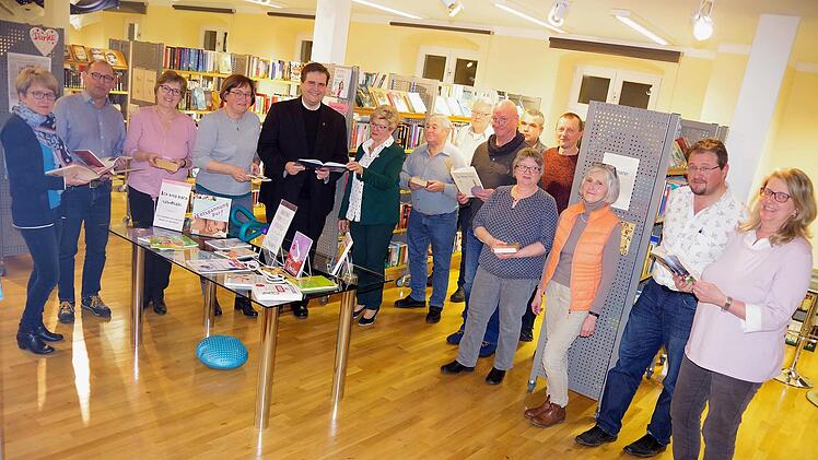 Der Teuschnitzer Stadtrat erhöhte den Förderzuschuss für die "Bibliothek im Alten Torhaus". Vor Ort überzeugte sich das Gremium von der hier geleisteten wertvollen Arbeit.  Heike Schülein