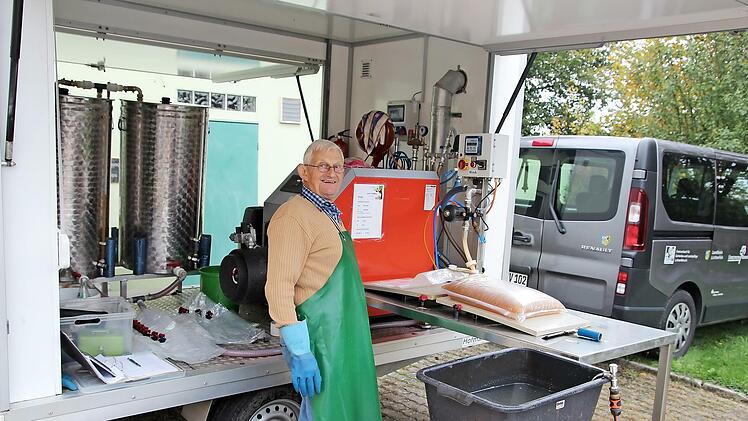 Georg Hofmann füllt am Saftmobil den frisch gepressten Saft in die Bag-in-Box-Beutel ab.
