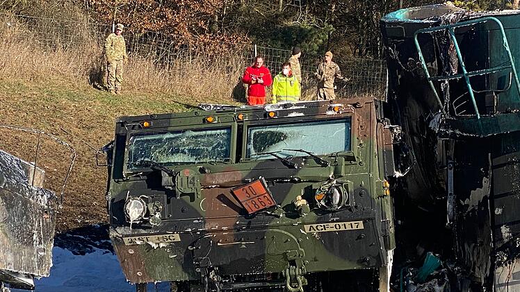 Sattelzug rammt mehrere Militärfahrzeuge: Person stirbt in Flammen