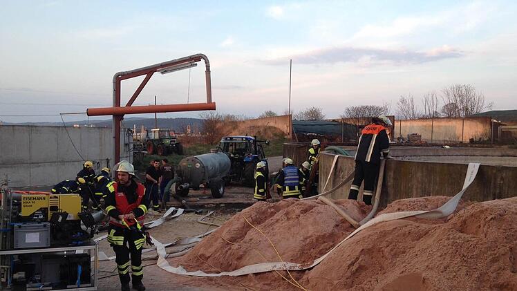 Bei Redwitz ist an der B 173 eine Biogasanlage ausgelaufen. Fotos: Corinna Igler