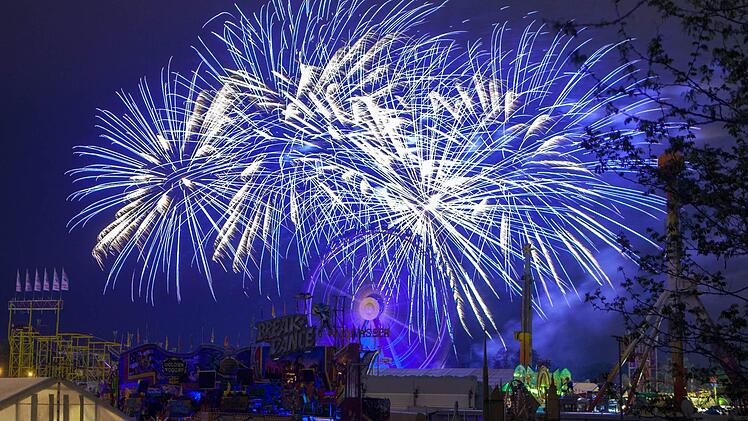 Blaues Feuerwerk auf dem Volksfestplatz mit Blick auf das Riesenrad. Ach dieses Jahr zog die Veranstaltung Blaue Nacht viele Besucher an. Auf dem Volksfest gab es blau angeleuchtete Fahrgeschäfte sowie ein blaues Feuerwerk. Foto: News5 / Grundmann