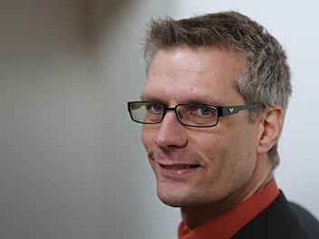 Vor eineinhalb Jahren forderte Uwe Kirschstein den Amtsinhaber Franz Stumpf in der Stichwahl heraus - und unterlag knapp. Nach Stumpfs Rücktritt wittert Kirschstein nun seine Chance.  Foto: Josef Hofbauer