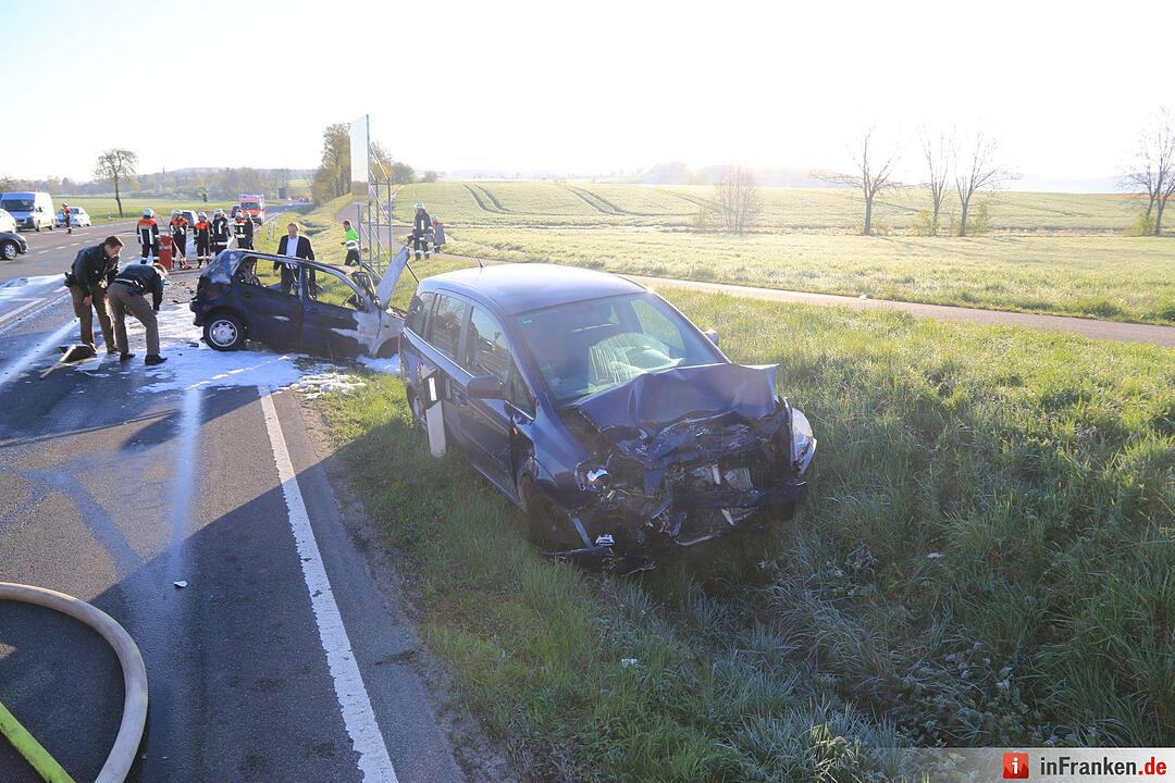 Schwerer Zusammenstoß auf B4 bei Kaltenbrunn - Pkw brennt aus
