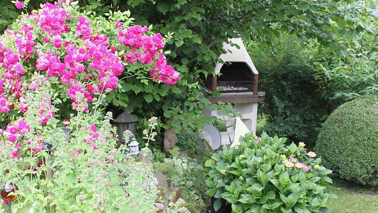 Der Grill wird auch gerne benutzt in diesem Garten.