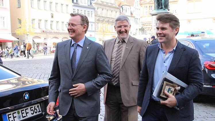 Ankunft am Coburger Rathaus: Ramelow mit Landrat Michael Busch und dem Linken-Kreisvorsitzenden René Hähnlein (von links). Foto: Simone Bastian