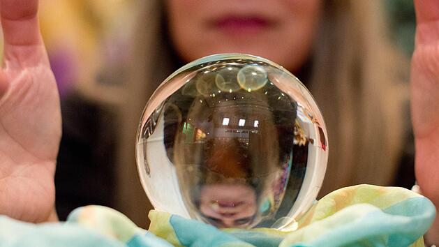 Die meisten Wahrsager lagen auch 2016 daneben Foto: Sebastian Kahnert/dpa