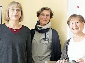 Die Trauerbegleiterinnen (von links) Irene Timm-Weiland und Bettina Quandt mit Gerdi Meister, die vor zehn Jahren den Anstoß für das Trauercafé gegeben hat. Foto: Manfred Welker