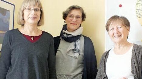 Die Trauerbegleiterinnen (von links) Irene Timm-Weiland und Bettina Quandt mit Gerdi Meister, die vor zehn Jahren den Anstoß für das Trauercafé gegeben hat. Foto: Manfred Welker