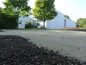 Mehr Parkplätze werden es nicht: Oben an der Berufsschule auf dem ehemaligen Druckerei-Gelände am Langen Rain legte der Landkreis diesen Ausgleichsparkplatz an.Brigitte Krause