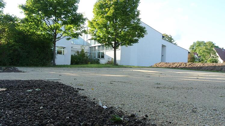 Mehr Parkplätze werden es nicht: Oben an der Berufsschule auf dem ehemaligen Druckerei-Gelände am Langen Rain legte der Landkreis diesen Ausgleichsparkplatz an.Brigitte Krause