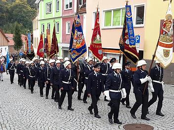 Die Fahnenabordnungen befreundeter Wehren führten die Kirchenparade zum 150-jährigen Jubiläum der Bad Brückenauer Brandschützer an. Zahlreiche Gäste aus Vereinen und Verbänden nahmen am Sonntagmorgen an dem Festzug teil. Foto: Rolf Pralle