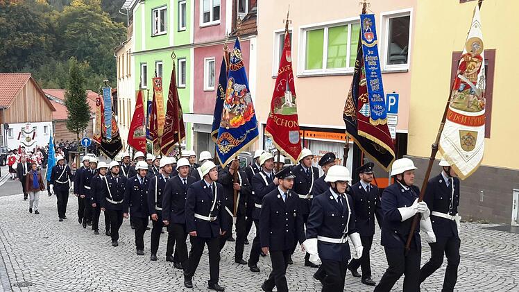 Die Fahnenabordnungen befreundeter Wehren führten die Kirchenparade zum 150-jährigen Jubiläum der Bad Brückenauer Brandschützer an. Zahlreiche Gäste aus Vereinen und Verbänden nahmen am Sonntagmorgen an dem Festzug teil. Foto: Rolf Pralle