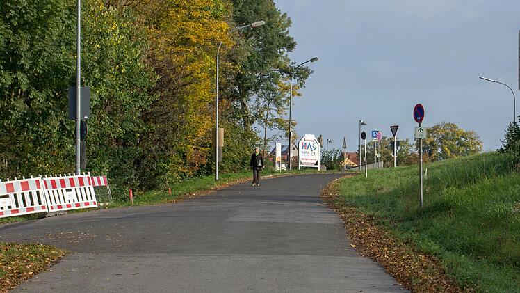 Wenn die Flutbrücke in Haßfurt saniert wird, soll die Zufahrt zum FC-Gelände (im Bild) auf eine Breite von 6,50 Meter ausgebaut werden und einen zusätzlichen Geh- und Radweg erhalten. Die Stadt Haßfurt möchte, dass die Straße und der Weg anschließend nicht zurückgebaut werden. Foto Ulrike Langer