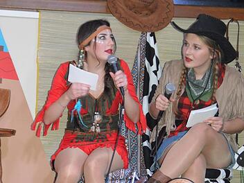 Ida Potschka und Alexa Bartenstein führten durchs wilde Programm. Foto: Annette Warmuth