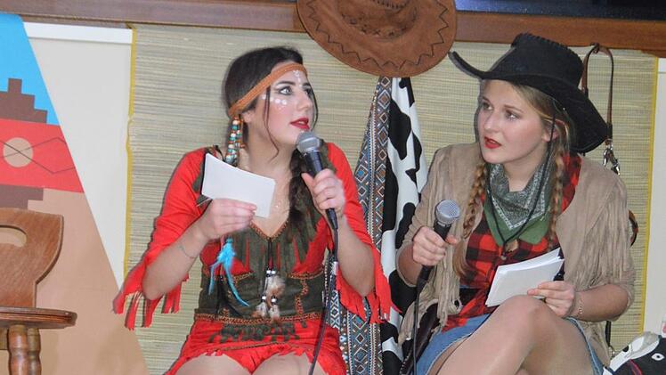 Ida Potschka und Alexa Bartenstein führten durchs wilde Programm. Foto: Annette Warmuth