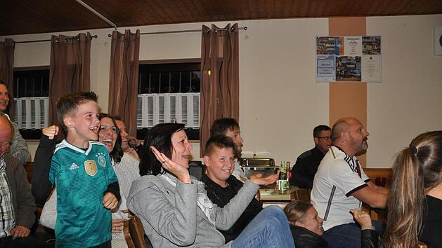 W&auml;hrend die M&auml;nner noch in Schockstarre waren und dem Braten wohl noch nicht trauten, lie&szlig;en die weiblichen Geburtstagsg&auml;ste und die Kinder ihrem Jubel nach dem 2:1-Siegtor freien Lauf. Foto: Leo H&uuml;hnlein