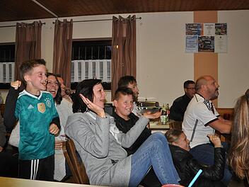 Während die Männer noch in Schockstarre waren und dem Braten wohl noch nicht trauten, ließen die weiblichen Geburtstagsgäste und die Kinder ihrem Jubel nach dem 2:1-Siegtor freien Lauf. Foto: Leo Hühnlein