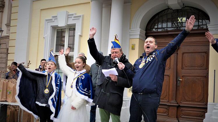 Das Prinzenpaar Marielle I. und Jan-Philipp I. hieß die Narren mit OB Schramm und Zweitem Vorsitzenden Matthias Förster willkommen.