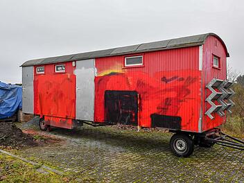 Nach der "Überarbeitung" nicht zum Kunstwerk geworden - der Klowagen der Kemmerner FeuerwehrFoto: Ronald Rinklef