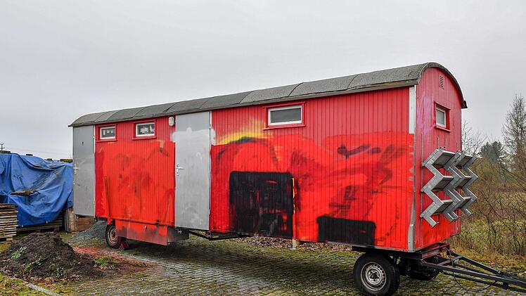 Nach der "Überarbeitung" nicht zum Kunstwerk geworden - der Klowagen der Kemmerner FeuerwehrFoto: Ronald Rinklef