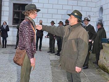 Constanze Meusel-Burscheid aus Ludwigsstadt erhält vom Kreisvorsitzenden Bernhard Schmitt den Jägerschlag.  Fotos: K.-H. Hofmann