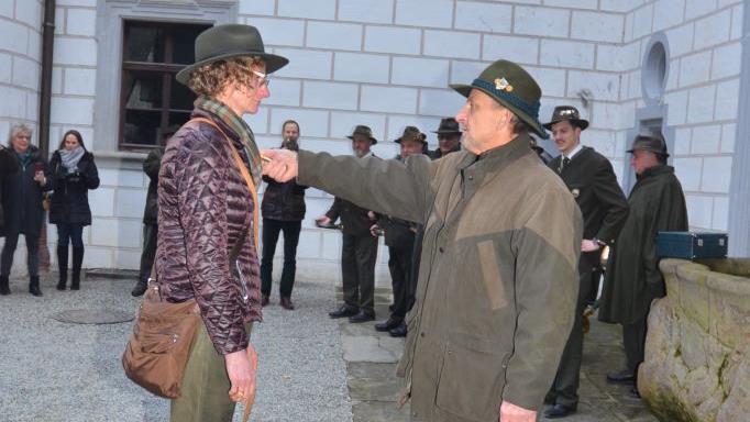 Constanze Meusel-Burscheid aus Ludwigsstadt erhält vom Kreisvorsitzenden Bernhard Schmitt den Jägerschlag.  Fotos: K.-H. Hofmann