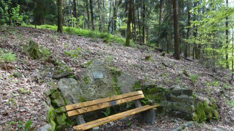Die"Westphal-Grotte" (Mitte), eine mit Sandsteinen eingefasste Bankanlage, ist auf dem Rückweg zu finden
