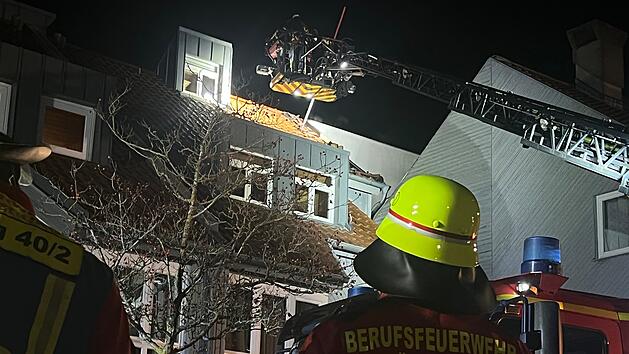 Dachstuhlbrand in Reihenhaus: Feuerwehr l&ouml;scht Brand