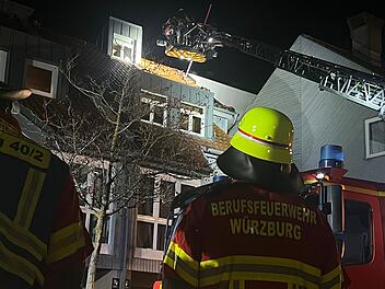Dachstuhlbrand in Reihenhaus: Feuerwehr löscht Brand