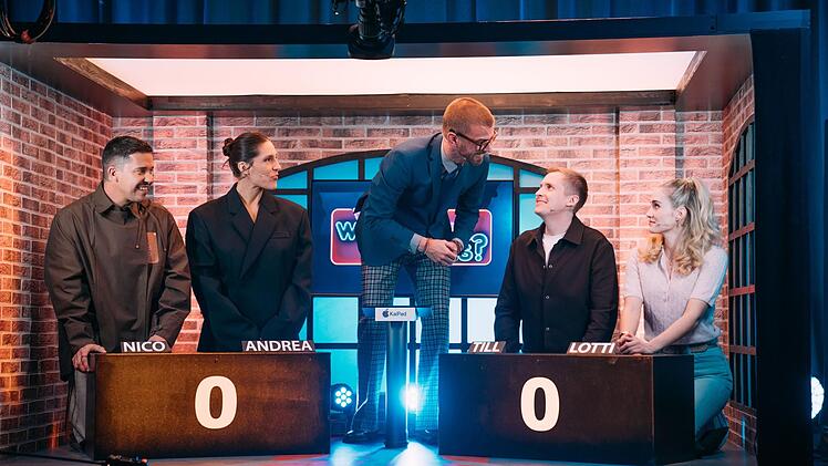 Die eigentliche Show begann mit einer kuriosen Vor-Pr&uuml;fung: eine Mini-Ausgabe von Quizklassikern anderer Sender. So mussten sich die Spieler unter anderem in ein enges "Wer weisschen sowas?"-Studio quetschen. Eine irre, aber witzige Idee!