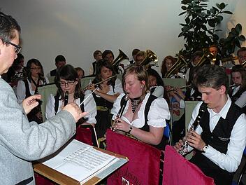 Vor einem Jahr fand das erste Benefizkonzert der Untersteinacher Blasmusik unter der Leitung von Lothar Huber (links im Vordergrund) in der Autobahnkirche in Himmelkron statt. Am Ostermontag musiziert das Orchester wieder dort. Foto: Klaus-Peter Wulf