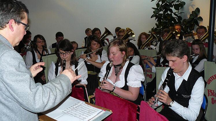 Vor einem Jahr fand das erste Benefizkonzert der Untersteinacher Blasmusik unter der Leitung von Lothar Huber (links im Vordergrund) in der Autobahnkirche in Himmelkron statt. Am Ostermontag musiziert das Orchester wieder dort. Foto: Klaus-Peter Wulf