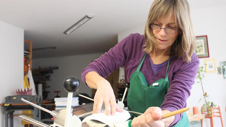 Jenny Porzner-Schirl zeigt, wie eine Fächerklebung funktioniert.