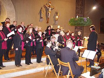 Der Katholische Kirchenchor Friesen trug beim Adventskonzert überwiegend Stücke von Johann Sebastian Bach vor. Foto: Heike Schülein