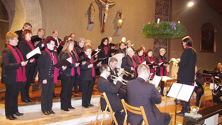 Der Katholische Kirchenchor Friesen trug beim Adventskonzert überwiegend Stücke von Johann Sebastian Bach vor. Foto: Heike Schülein
