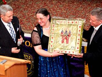 Präsidentin Claudia Warnke bekam von den Gästen aus dem polnischen Jarocin ein in Glas gegossenes Stadtwappen. Foto: Johanna Blum