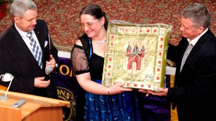Präsidentin Claudia Warnke bekam von den Gästen aus dem polnischen Jarocin ein in Glas gegossenes Stadtwappen. Foto: Johanna Blum