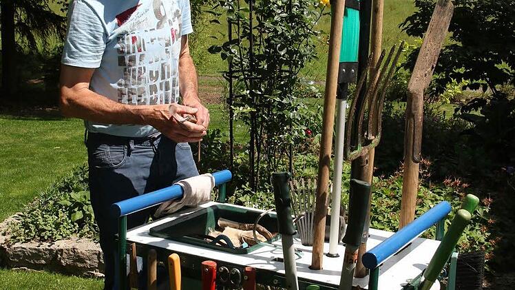 Mit Stolz stellte Rudolf Beugnis seinen Gerätewagen vor. Foto: Michael Stelzner