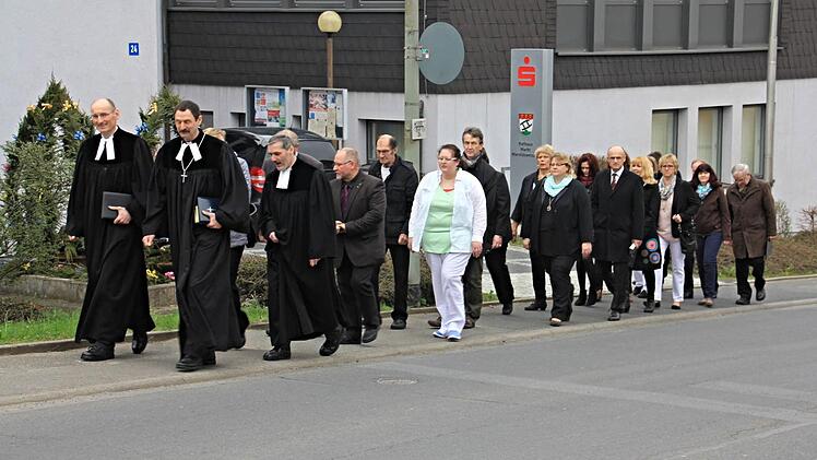 Vom Rathaus zur Kirche zogen am Sonntag (vorne von links) Pfarrer Martin Popp-Posekardt, Dekan Jürgen Blechschmidt und Pfarrer Bernd Grosser aus Ebern, Stellvertreter des Dekans, zusammen mit weiteren Mitgliedern des Visitationsteams und Landrat Wilhelm Schneider (fünfter von rechts). Foto: Helmut Will