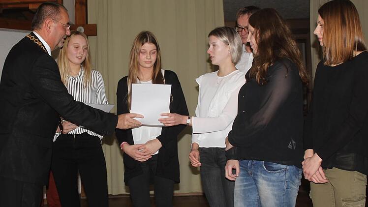 Die TSV-Fausballerinnen wurden geehrt für ihre sportlichen Erfolge. Foto: Matthias Einwag