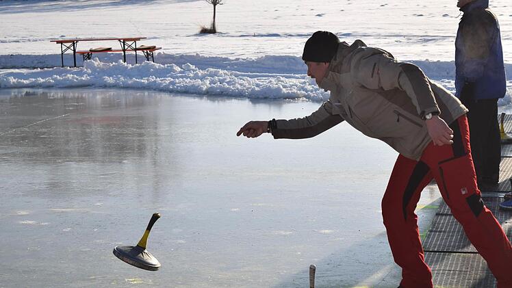 Michael Roschlau war zum ersten Mal beim Eisstockschießen dabei. Foto: Daniela Pondelicek